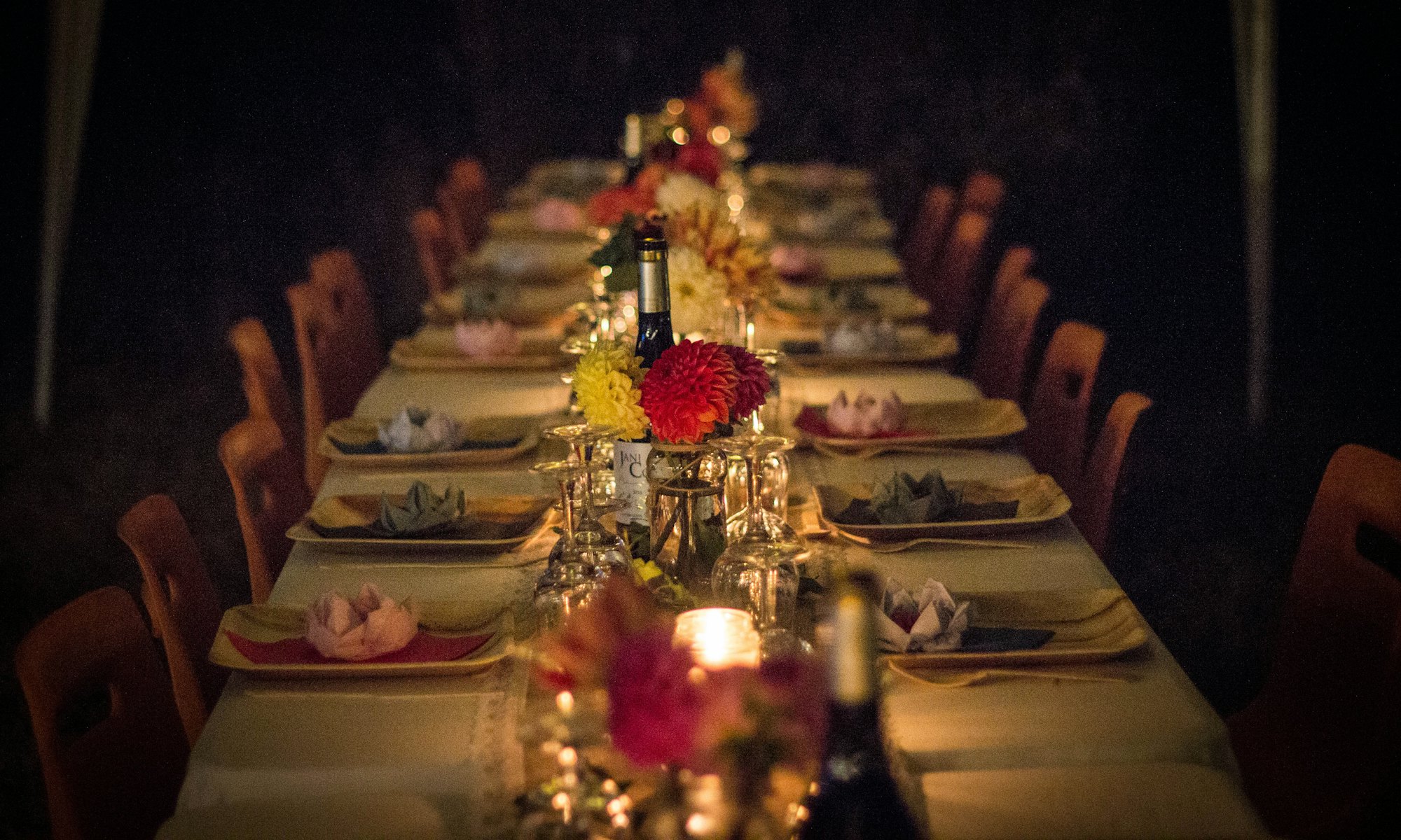 Table de réception de mariage de prestige dressée par Terra Hospitality dans la Palmeraie de Marrakech